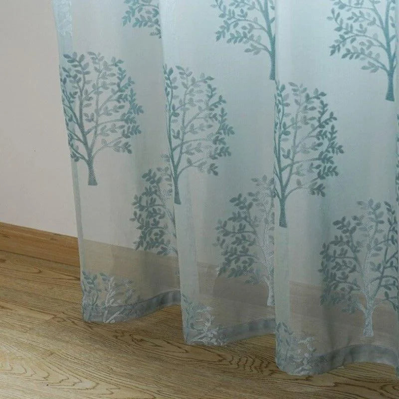 Rideau transparent avec motif d'arbres, idéal pour une décoration intérieure naturelle et élégante. Ce rideau offre une ambiance lumineuse tout en préservant l'intimité. Parfait pour salon, chambre ou salle à manger. Ajoutez une touche de nature à votre espace avec ce design raffiné et intemporel.