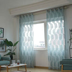 Rideaux élégants avec motifs floraux pour décoration de salon moderne. Ces voilages ajoutent une touche décorative légère tout en filtrant la lumière, créant une ambiance accueillante. Parfaits pour embellir vos fenêtres et rafraîchir l'intérieur de votre maison. Idéal pour salons lumineux et espaces de vie contemporains.