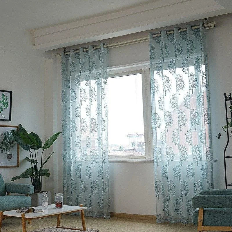 Rideaux élégants avec motifs floraux pour décoration de salon moderne. Ces voilages ajoutent une touche décorative légère tout en filtrant la lumière, créant une ambiance accueillante. Parfaits pour embellir vos fenêtres et rafraîchir l'intérieur de votre maison. Idéal pour salons lumineux et espaces de vie contemporains.