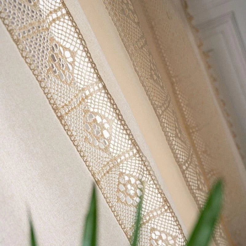 Élégant rideau en dentelle décorative, apportant une touche de charme vintage à votre intérieur. Idéal pour filtrer la lumière naturelle tout en ajoutant un effet esthétique raffiné à vos fenêtres. Parfait pour un salon ou une chambre à l'ambiance classique et chaleureuse.