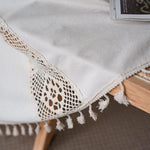 Nappe élégante avec bordure en dentelle délicate et franges, idéal pour ajouter une touche de charme et de sophistication à votre salle à manger. Parfait pour les occasions spéciales et la décoration intérieure.