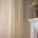 Rideaux élégants avec motifs ajourés, parfaits pour ajouter une touche sophistiquée à votre intérieur. Accessoire décoratif idéal pour le salon ou la chambre, ces rideaux apportent luminosité et charme grâce aux détails délicats en dentelle. Transformez votre espace en un havre de paix avec cet élément chic et raffiné.