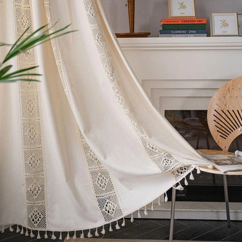 Rideau élégant avec motifs ajourés, parfait pour décorer votre salon. Ce rideau blanc ajoute une touche de sophistication et de charme à tout intérieur. Idéal pour filtrer la lumière du jour tout en préservant l'intimité. Complétez votre décoration avec ce bel accessoire qui s'harmonise avec divers styles.