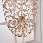 Voilage ajouré beige avec motifs floraux, idéal pour ajouter une touche élégante à votre décoration intérieure. Ce rideau à nouer permet de contrôler facilement la lumière tout en ajoutant du style à vos fenêtres. Parfait pour un salon ou une chambre, ce voilage chic et décoratif s’harmonise avec divers styles d'intérieur. Découvrez notre collection pour embellir votre espace de vie.