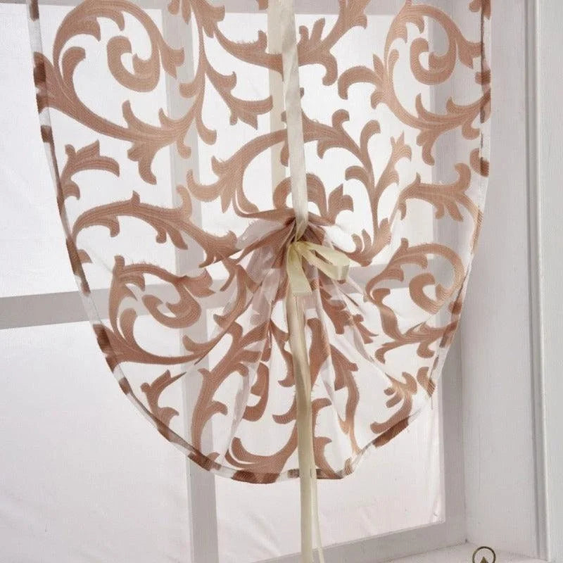 Voilage ajouré beige avec motifs floraux, idéal pour ajouter une touche élégante à votre décoration intérieure. Ce rideau à nouer permet de contrôler facilement la lumière tout en ajoutant du style à vos fenêtres. Parfait pour un salon ou une chambre, ce voilage chic et décoratif s’harmonise avec divers styles d'intérieur. Découvrez notre collection pour embellir votre espace de vie.