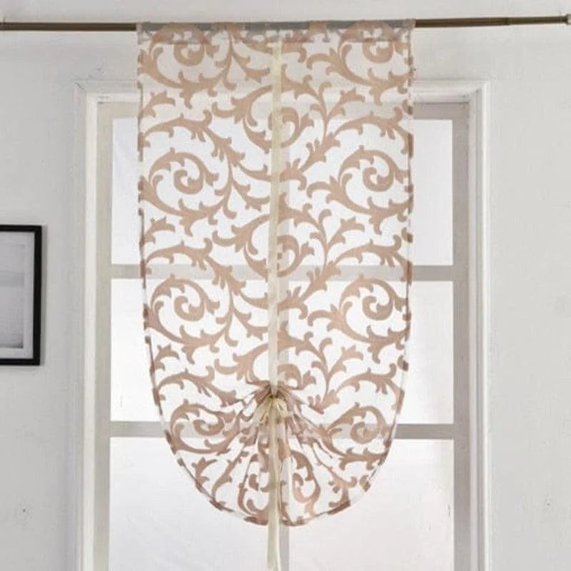 Rideau enroulable décoratif avec motifs floraux beige pour fenêtre, idéal pour ajouter une touche élégante à la décoration intérieure. Ajustable, ce rideau apporte une ambiance chaleureuse et lumineuse dans n'importe quelle pièce de la maison. Facile à installer, parfait pour salon ou chambre.
