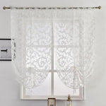Voilage blanc élégant avec motifs floraux, idéal pour une décoration intérieure raffinée. Ce rideau laisse passer la lumière tout en apportant une touche de charme à votre pièce. Parfait pour salon, chambre ou espace de détente. Installation simple sur tringle à rideau pour un look délicat et sophistiqué.
