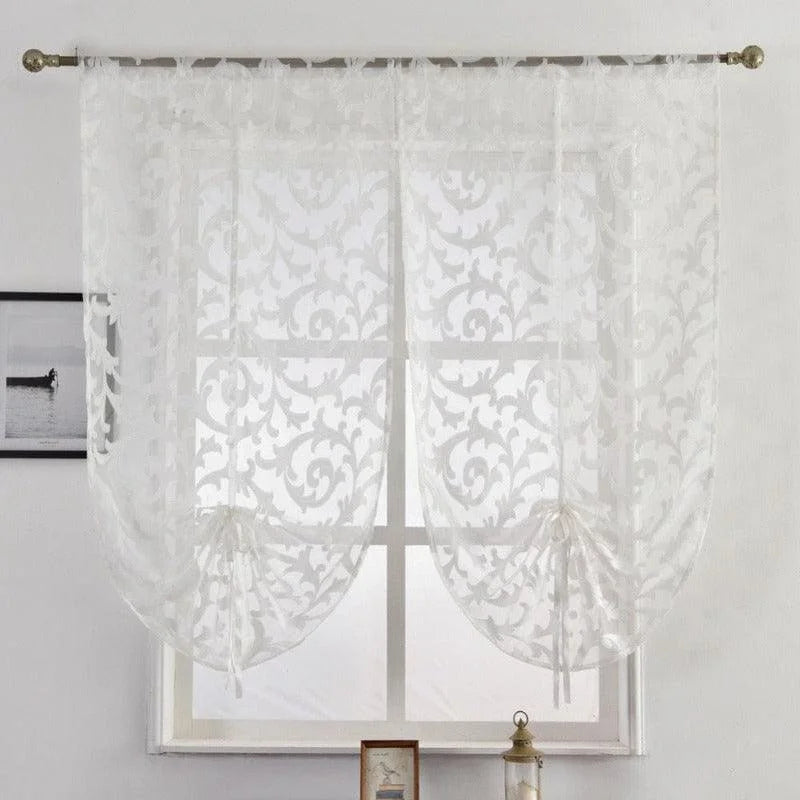 Voilage blanc élégant avec motifs floraux, idéal pour une décoration intérieure raffinée. Ce rideau laisse passer la lumière tout en apportant une touche de charme à votre pièce. Parfait pour salon, chambre ou espace de détente. Installation simple sur tringle à rideau pour un look délicat et sophistiqué.