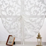 Rideau blanc à motifs élégants, idéal pour une décoration intérieure moderne et lumineuse. Parfait pour ajouter une touche de sophistication à votre salon ou chambre à coucher. Ce rideau est présenté avec une bougie décorative et un cadre photo sur un rebord, créant une ambiance chaleureuse et accueillante.