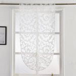 Voilage blanc élégant avec motif floral suspendu, idéal pour apporter une touche de raffinement à votre intérieur. Ce rideau translucide permet de diffuser la lumière tout en préservant l'intimité de votre espace. Accessoire déco parfait pour salon, chambre ou toute autre pièce de la maison, facile à installer sur une tringle classique.