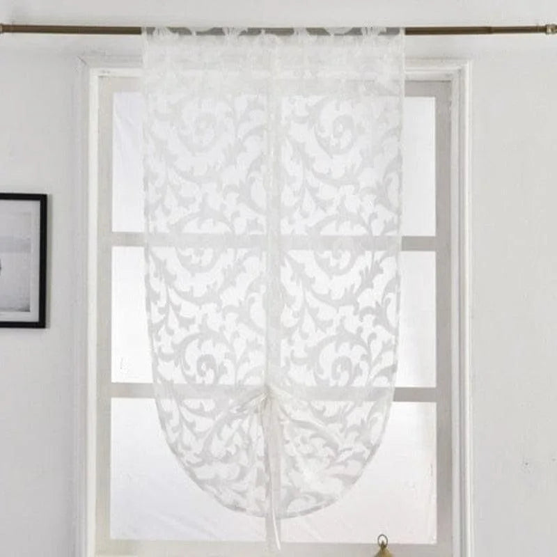 Voilage blanc élégant avec motif floral suspendu, idéal pour apporter une touche de raffinement à votre intérieur. Ce rideau translucide permet de diffuser la lumière tout en préservant l'intimité de votre espace. Accessoire déco parfait pour salon, chambre ou toute autre pièce de la maison, facile à installer sur une tringle classique.