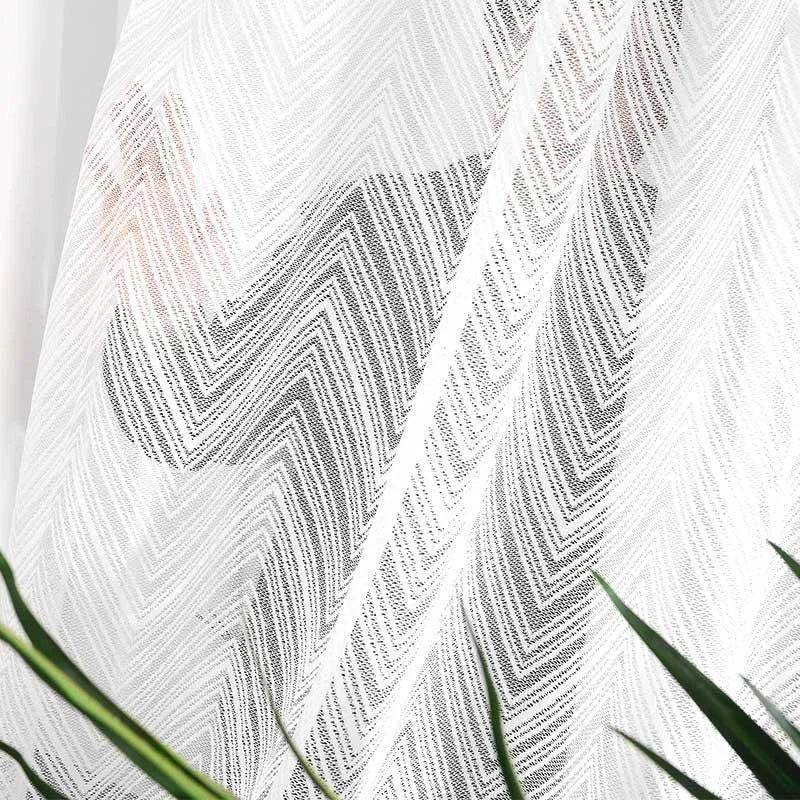 Voilage blanc avec motif chevron moderne, idéal pour embellir votre intérieur avec une touche élégante. Parfait pour filtrer la lumière tout en ajoutant du style à votre espace de vie. Conçu pour s'intégrer harmonieusement dans n'importe quelle décoration d'intérieur.