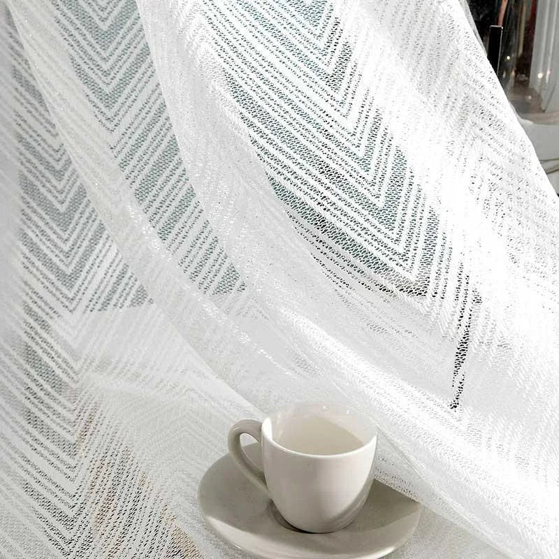 Voilage blanc élégant avec motif chevron, idéal pour illuminer votre intérieur tout en préservant votre intimité. Ce rideau décoratif s'harmonise parfaitement avec une ambiance moderne et épurée. Accessoire incontournable pour sublimer votre salon ou chambre à coucher.