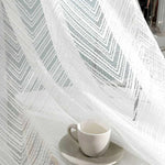 Voilage blanc élégant avec motif chevron, idéal pour illuminer votre intérieur tout en préservant votre intimité. Ce rideau décoratif s'harmonise parfaitement avec une ambiance moderne et épurée. Accessoire incontournable pour sublimer votre salon ou chambre à coucher.