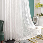 Voilage blanc élégant avec motif chevron installé dans un salon moderne, mettant en valeur une ambiance lumineuse et aérée. Le rideau rehausse la décoration intérieure tout en offrant une touche de sophistication. Accessoires de design épurés présents dans la pièce.