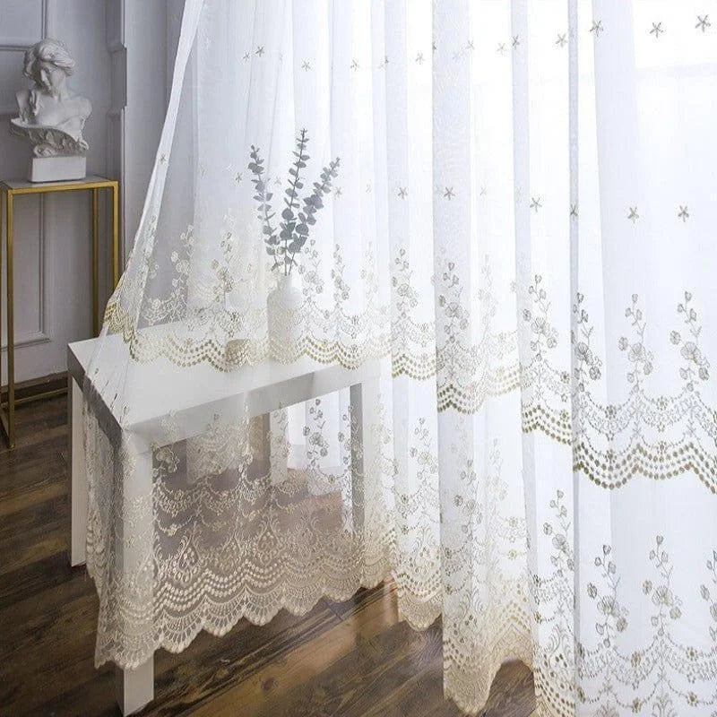 Rideaux élégants avec motifs floraux, parfaits pour ajouter une touche de sophistication à tout intérieur. Ces voilages blancs rehaussent la luminosité de la pièce tout en offrant une décoration raffinée. Idéal pour les salons et les salles à manger modernes ou classiques.