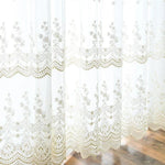 Rideau blanc délicatement brodé, motif floral élégant, idéal pour une décoration intérieure raffinée. Ce voilage offre une touche lumineuse et romantique à votre pièce tout en préservant votre intimité. Accessoire parfait pour salon, chambre, ou salle à manger, s'intégrant harmonieusement dans tout style de décoration.