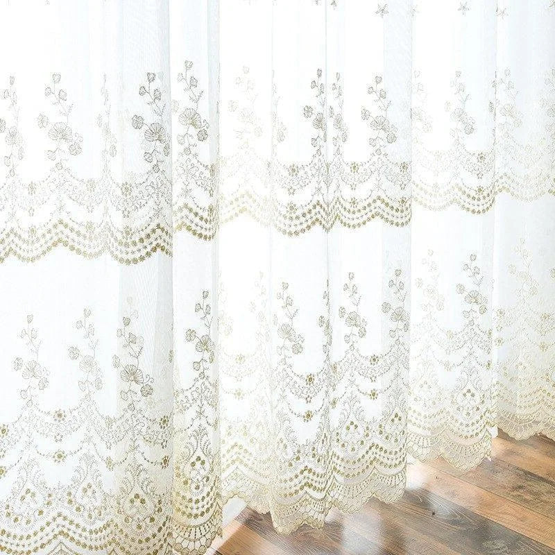 Rideau blanc délicatement brodé, motif floral élégant, idéal pour une décoration intérieure raffinée. Ce voilage offre une touche lumineuse et romantique à votre pièce tout en préservant votre intimité. Accessoire parfait pour salon, chambre, ou salle à manger, s'intégrant harmonieusement dans tout style de décoration.