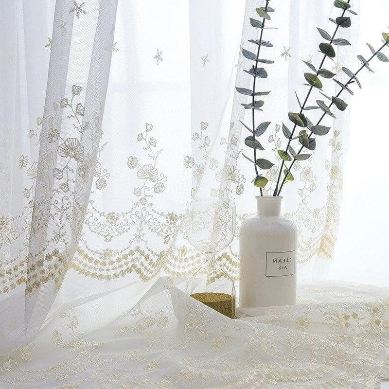 Voilage élégant avec motifs floraux brodés, idéal pour sublimer la décoration intérieure de votre salon ou chambre. Ce rideau orné de détails délicats crée une ambiance lumineuse et apaisante, parfait pour ajouter une touche de sophistication à votre espace de vie. Accessoire déco tendance pour filtrer la lumière tout en préservant l'intimité.