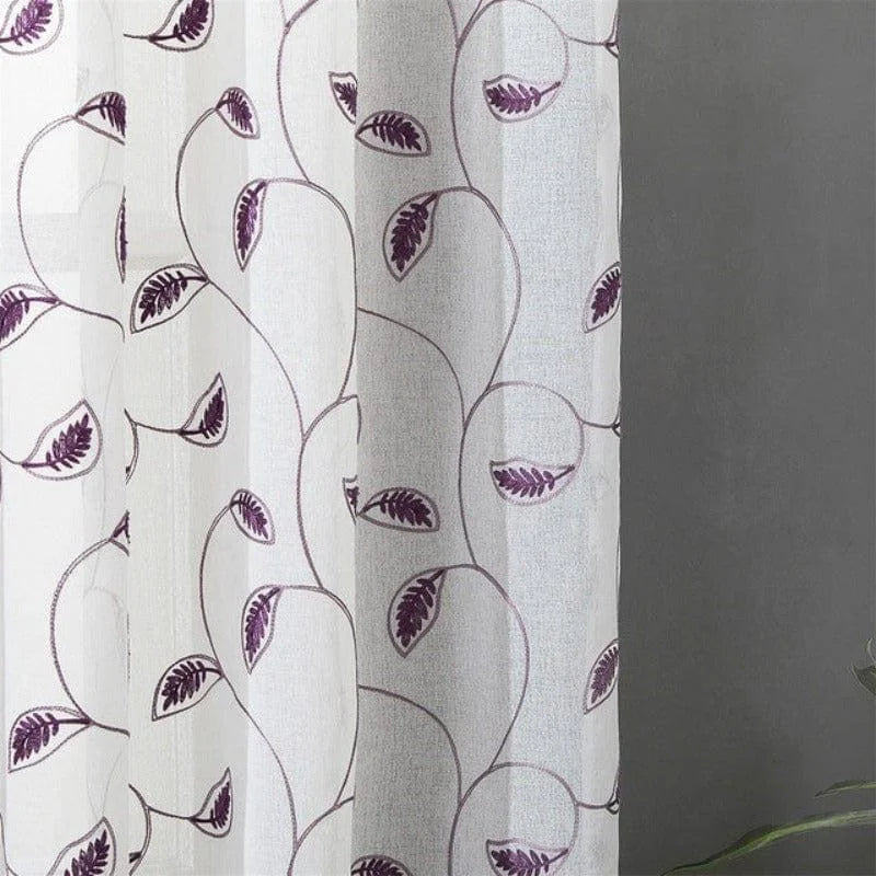 Voilage décoratif avec motif de feuilles violettes, idéal pour ajouter une touche élégante et naturelle à votre intérieur. Parfait pour filtrer la lumière tout en préservant l'intimité de votre espace. Design moderne et raffiné, adapté à toutes les pièces de la maison. Découvrez ce rideau tendance pour sublimer votre décoration intérieure.