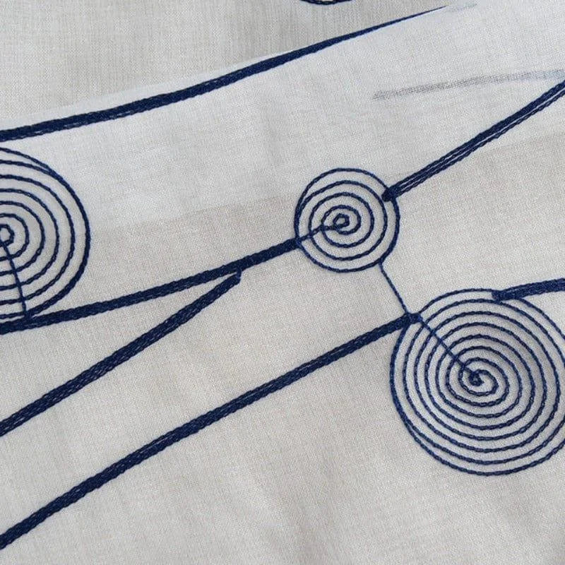 Motif textile moderne avec spirales bleues sur fond clair, idéal pour la décoration intérieure et la mode tendance. Design élégant et contemporain pour un look chic et raffiné. Parfait pour personnaliser les espaces de vie ou créer des pièces uniques de vêtements.