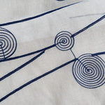Motif textile moderne avec spirales bleues sur fond clair, idéal pour la décoration intérieure et la mode tendance. Design élégant et contemporain pour un look chic et raffiné. Parfait pour personnaliser les espaces de vie ou créer des pièces uniques de vêtements.