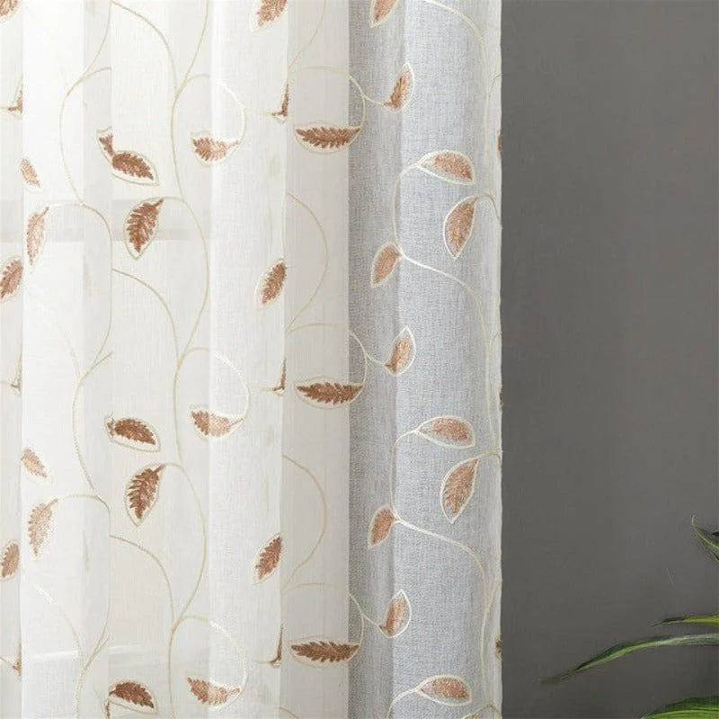 Voilage à motifs de feuilles marron, idéal pour ajouter une touche décorative naturelle à votre intérieur. Ce rideau transparent laisse entrer la lumière tout en préservant votre intimité. Parfait pour le salon, la chambre ou toute autre pièce de la maison. Design élégant et moderne, facile à assortir avec divers styles de décoration.