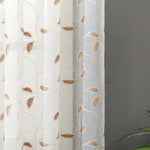Voilage à motifs de feuilles marron, idéal pour ajouter une touche décorative naturelle à votre intérieur. Ce rideau transparent laisse entrer la lumière tout en préservant votre intimité. Parfait pour le salon, la chambre ou toute autre pièce de la maison. Design élégant et moderne, facile à assortir avec divers styles de décoration.