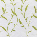 Motif délicat de feuillage vert sur fond blanc, idéal pour confectionner des vêtements ou accessoires élégants. Design inspiré par la nature, offrant une touche fraîche et moderne. Parfait pour les projets de couture ou la décoration intérieure.
