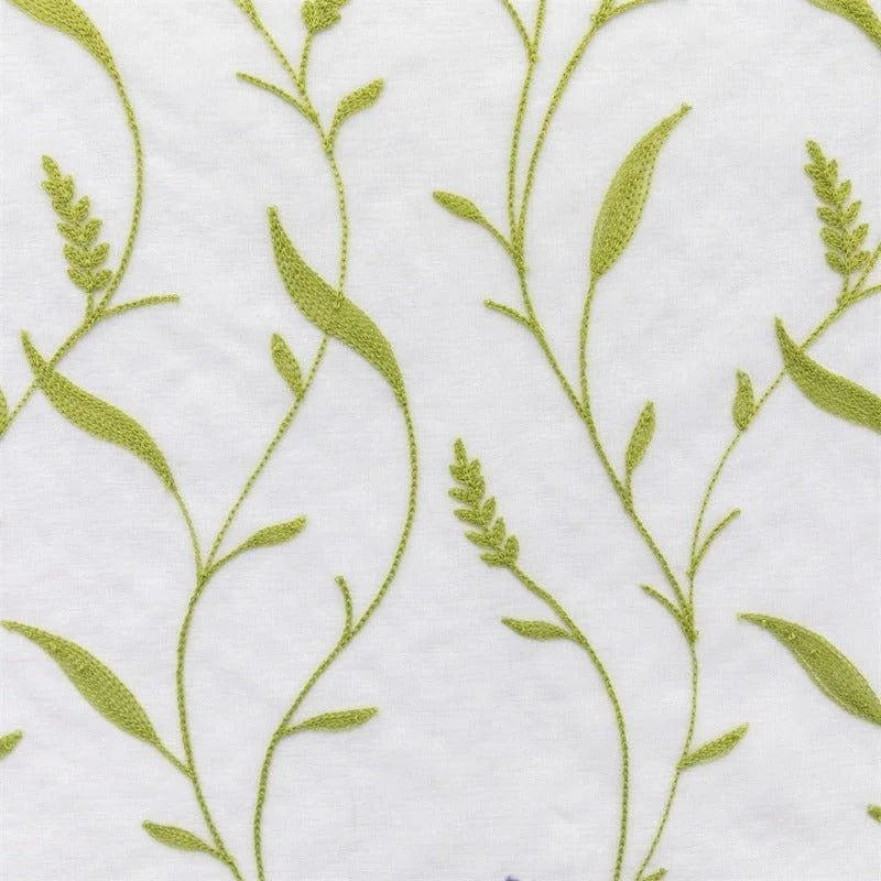 Motif délicat de feuillage vert sur fond blanc, idéal pour confectionner des vêtements ou accessoires élégants. Design inspiré par la nature, offrant une touche fraîche et moderne. Parfait pour les projets de couture ou la décoration intérieure.