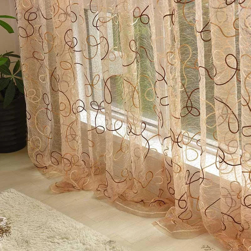 Rideaux transparents avec motifs ondulés marron accrochant les rayons du soleil à travers une fenêtre, ajoutant une touche élégante et lumineuse à l'intérieur. Décoration de fenêtre idéale pour un salon moderne et chaleureux. Ajustement parfait pour laisser entrer la lumière naturelle tout en préservant l'intimité.