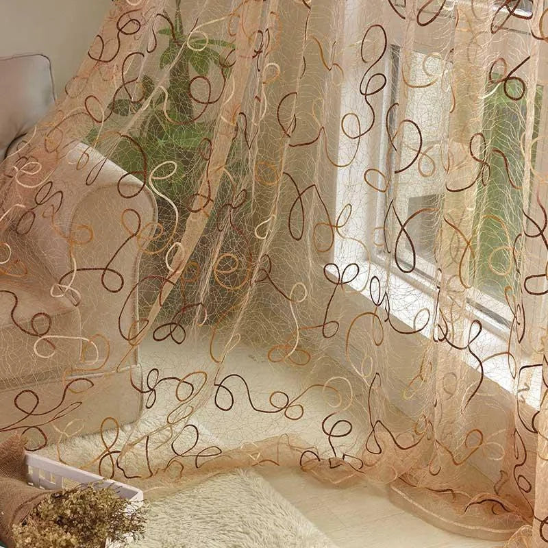 Rideau décoratif élégant avec motifs tourbillonnants, idéal pour ajouter une touche artistique et moderne à tout intérieur. Ce rideau d'intimité confère une ambiance chaleureuse à votre salon, tout en laissant filtrer la lumière naturelle. Parfait pour les fenêtres de salon ou de chambre à coucher, il se marie facilement avec divers styles de décoration intérieure.