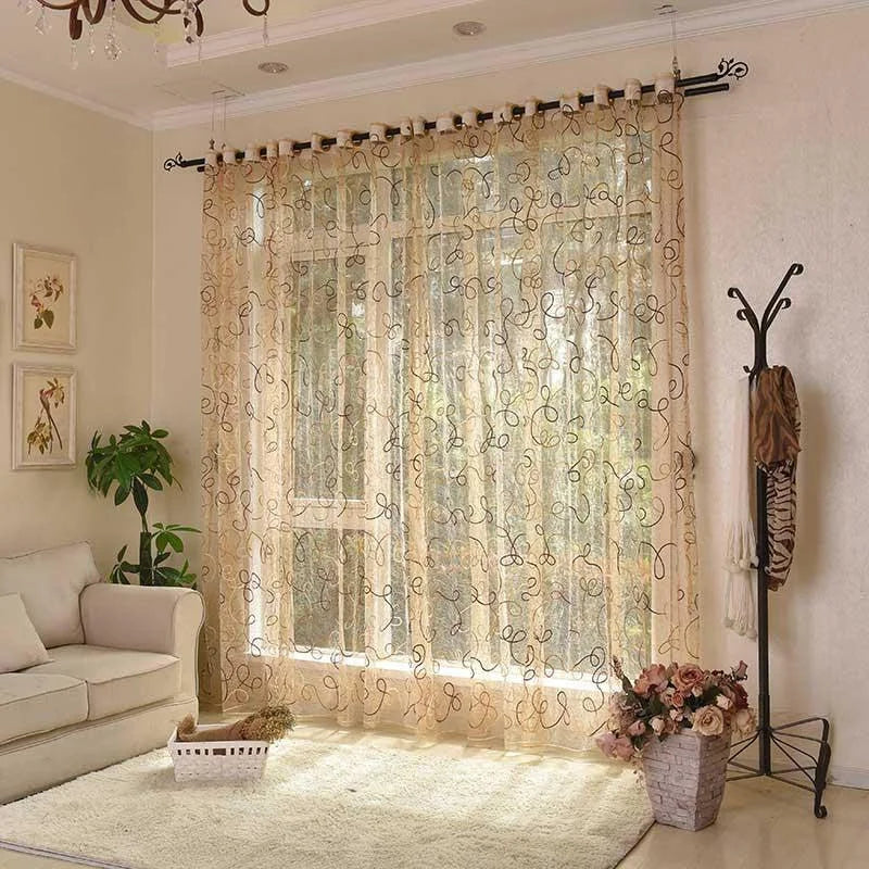 Voilage décoratif pour salon, design élégant avec motifs ondulés. Parfait pour ajouter une touche de sophistication et de lumière naturelle dans un intérieur moderne. Idéal pour créer une ambiance chaleureuse et accueillante.