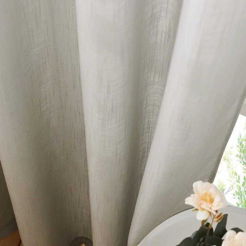 Rideau beige élégant pour salon, apportant une touche douce et moderne à votre intérieur. Crée une ambiance lumineuse et accueillante dans n'importe quelle pièce. Parfait pour habiller vos fenêtres avec style et discrétion, et souligner la décoration de votre maison. Idéal pour ajouter une note de raffinement à votre espace de vie.