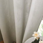 Rideau beige élégant pour salon, apportant une touche douce et moderne à votre intérieur. Crée une ambiance lumineuse et accueillante dans n'importe quelle pièce. Parfait pour habiller vos fenêtres avec style et discrétion, et souligner la décoration de votre maison. Idéal pour ajouter une note de raffinement à votre espace de vie.