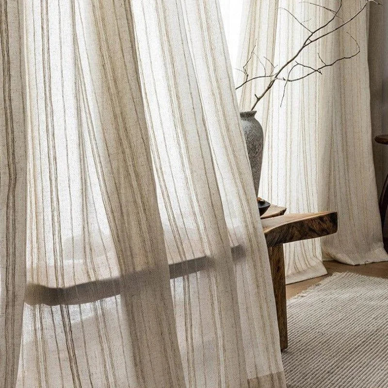 Rideaux élégants et légers dans une pièce au style minimaliste, créant une ambiance lumineuse et naturelle. Parfait pour apporter une touche de sophistication et de chaleur à votre intérieur. Adapté pour salon, chambre ou bureau.