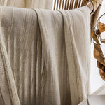 Rideau beige élégant suspendu à une structure en bois, apportant une touche naturelle et chaleureuse à la décoration intérieure. Accessoire parfait pour filtrer la lumière tout en ajoutant une ambiance naturelle et paisible. Design raffiné idéal pour les salons modernes et accueillants.