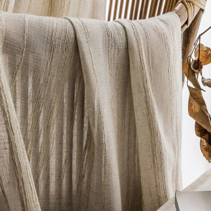 Rideau beige élégant suspendu à une structure en bois, apportant une touche naturelle et chaleureuse à la décoration intérieure. Accessoire parfait pour filtrer la lumière tout en ajoutant une ambiance naturelle et paisible. Design raffiné idéal pour les salons modernes et accueillants.