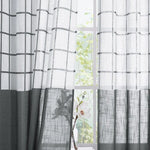 Rideaux élégants gris et blancs à motif quadrillé, parfaits pour un intérieur moderne et lumineux. Ces rideaux apportent une touche de sophistication à votre salon ou chambre tout en laissant entrer la lumière naturelle. Leur design intemporel s'harmonise facilement avec divers styles de décoration.