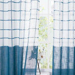 Rideaux élégants à motifs géométriques bleus, idéals pour ajouter une touche moderne et rafraîchissante à votre intérieur. Apportent luminosité et style à votre salon ou chambre. Décoration intérieure contemporaine et chic.