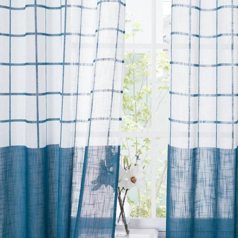 Rideaux élégants à motifs géométriques bleus, idéals pour ajouter une touche moderne et rafraîchissante à votre intérieur. Apportent luminosité et style à votre salon ou chambre. Décoration intérieure contemporaine et chic.