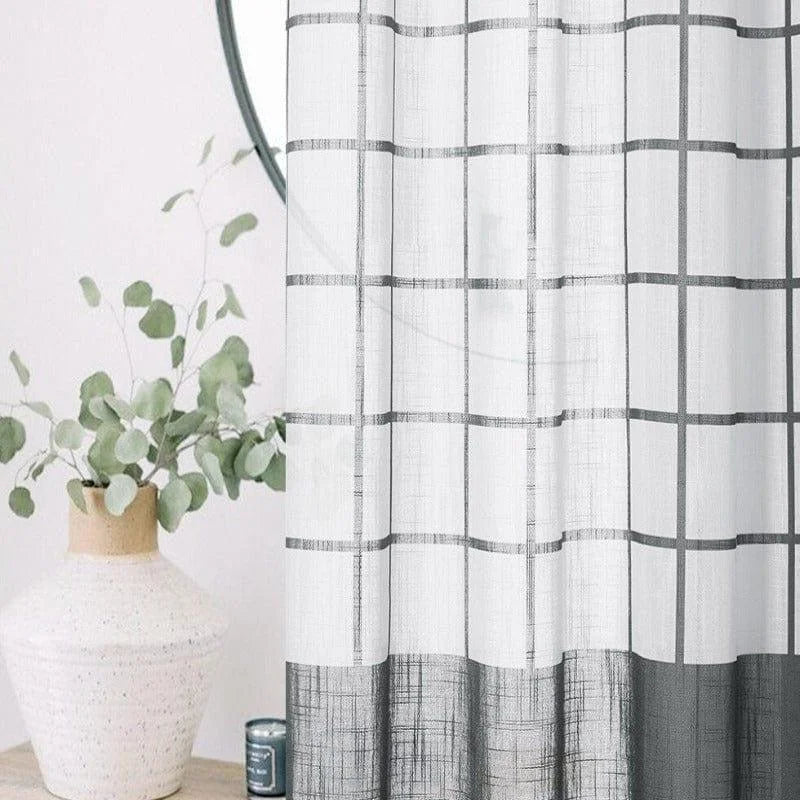 Rideau design à motifs carrés pour salon moderne, parfait pour ajouter une touche élégante et contemporaine à votre décoration intérieure. Idéal pour moduler la lumière naturelle tout en apportant un style raffiné. Accessoire déco essentiel pour une ambiance chaleureuse et chic.