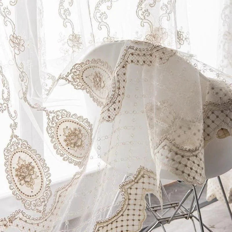 Voilage décoratif élégant au design floral raffiné, parfait pour apporter une touche de sophistication à votre intérieur. Les motifs floraux ornés ajoutent une dimension artistique à votre décor tout en permettant une belle diffusion de la lumière. Idéal pour créer une ambiance chaleureuse et accueillante dans votre salon ou chambre.