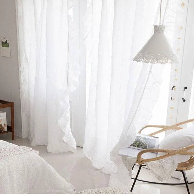 Rideaux blancs élégants avec volants pour chambre moderne et lumineuse. Décoration intérieure minimaliste avec touche romantique, apportant douceur et charme à l'espace. Idéal pour créer une ambiance apaisante et accueillante dans une chambre ou un salon.