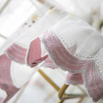 Rideau décoratif élégant avec broderie rose, offrant une touche de sophistication à n'importe quel intérieur. Idéal pour salon ou chambre, ce rideau transforme l'ambiance avec son design délicat et raffiné.