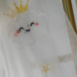 Rideau décoratif pour chambre d'enfant avec motif de nuage souriant et couronne dorée, idéal pour créer une atmosphère douce et ludique. Parfait pour ajouter une touche de magie et de fantaisie à la décoration intérieure des espaces de jeu et de repos des enfants.