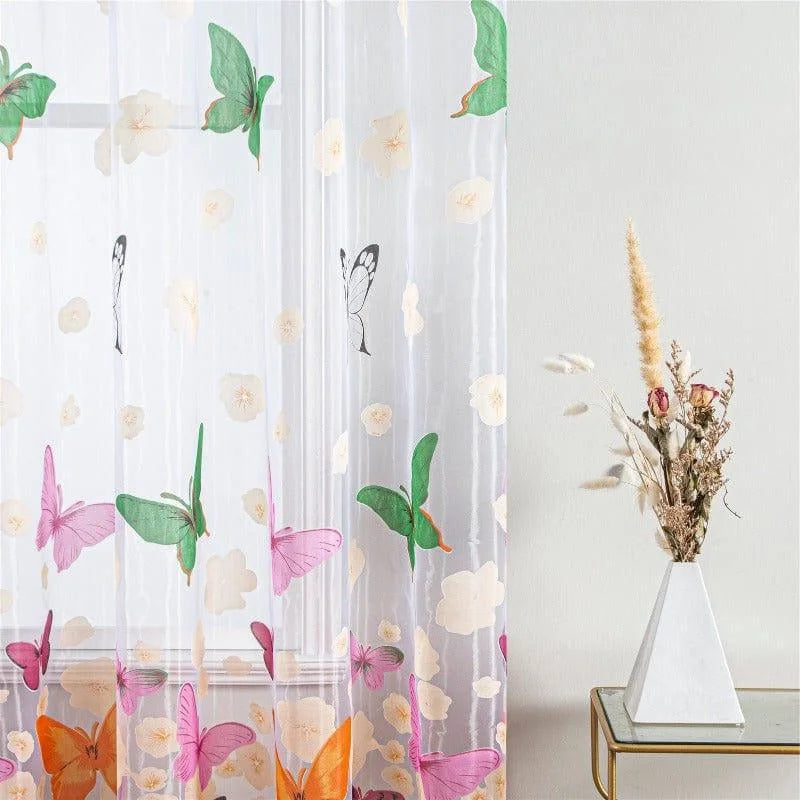 Rideau décoratif avec motifs de papillons colorés, idéal pour embellir votre intérieur. Parfait pour ajouter une touche de fraîcheur et de créativité à votre salon ou chambre grâce à ses motifs vibrants et joyeux. Ce rideau saura trouver sa place dans tout type d'ambiance, offrant luminosité et élégance à votre pièce.