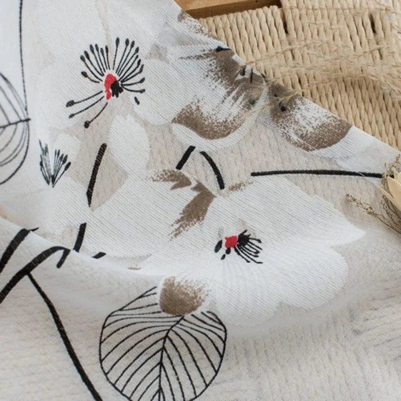 Image d'un tissu décoratif élégant avec un motif floral subtil en beige, blanc et touches de rouge, idéal pour une décoration d'intérieur moderne et apaisante. Ce design raffiné convient parfaitement à la création de rideaux, de nappes ou d'autres éléments de décoration textile pour sublimer votre espace de vie.