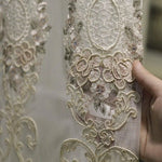 Broderie délicate avec motifs floraux détaillés et arabesques élégantes, idéale pour décoration de rideaux ou accessoires de vêtements. Design raffiné pour une ambiance chic et sophistiquée. Parfait pour ajouter une touche d'élégance à un intérieur ou une tenue.