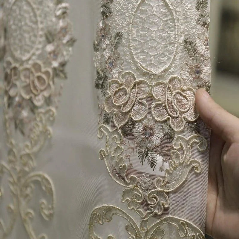 Broderie délicate avec motifs floraux détaillés et arabesques élégantes, idéale pour décoration de rideaux ou accessoires de vêtements. Design raffiné pour une ambiance chic et sophistiquée. Parfait pour ajouter une touche d'élégance à un intérieur ou une tenue.